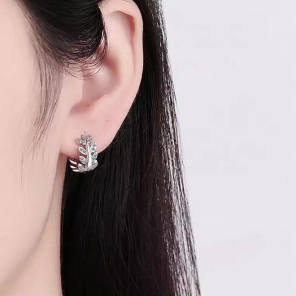 🌟 Sterling Silver 925 Leaf Huggie Hoop Earrings - Picture 2 of 2